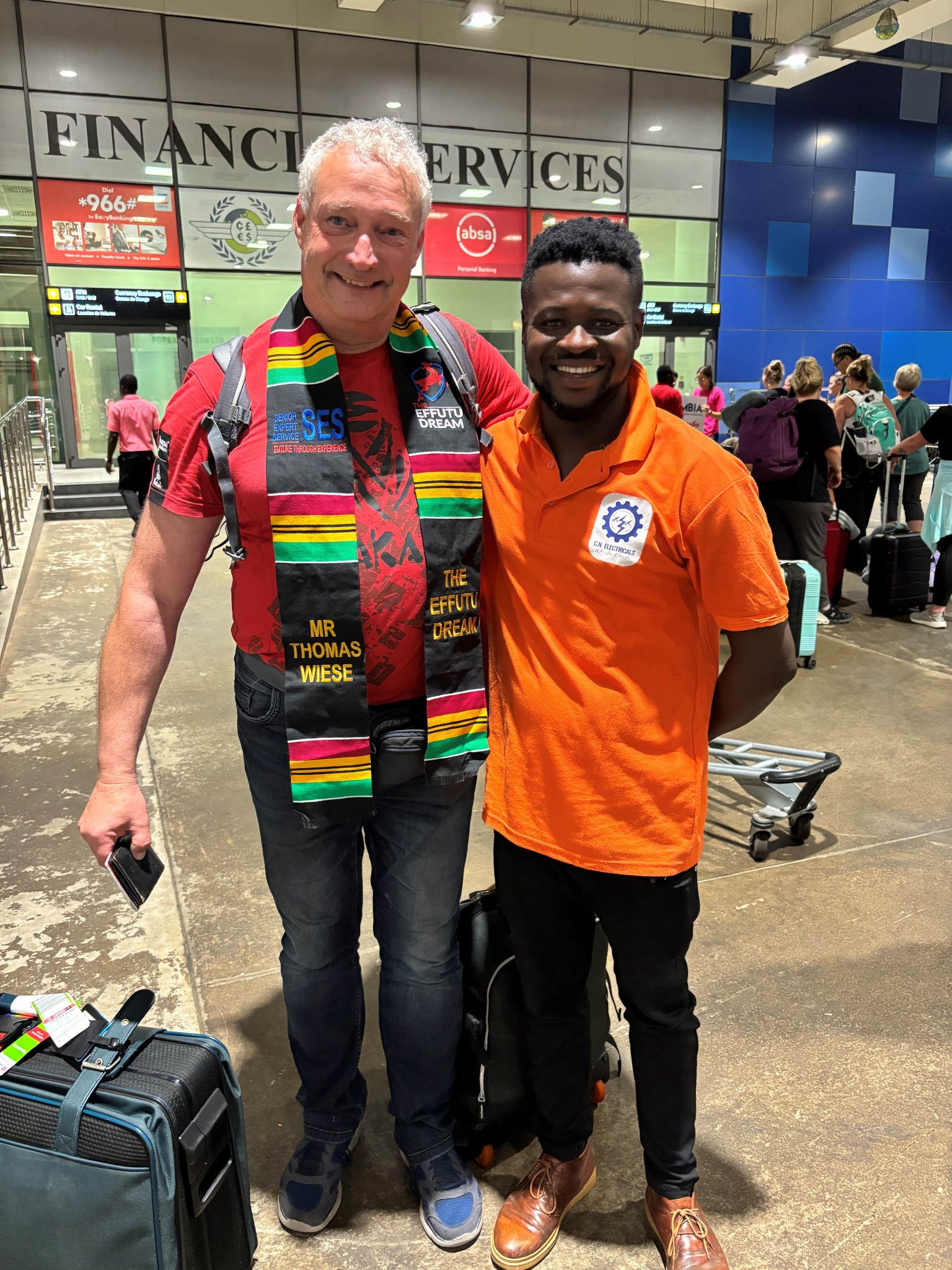 Senior - Na, das ist ja mal eine Begrüßung am Flughafen in Accra! Im ...