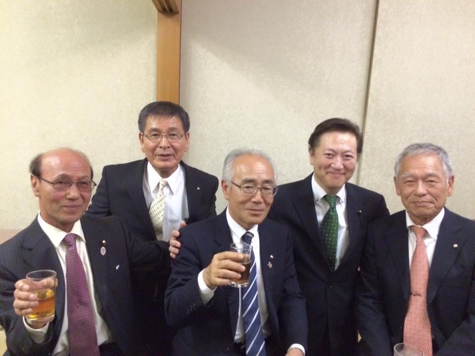 東京都議会議員 谷 村 たかひこ 左から武蔵村山市商工会の米原義春会長 東大和市商工会の小嶋哲夫会長 東大和市の尾崎保夫市長 右端が東村山市商工会 の新義友会長 Facebook