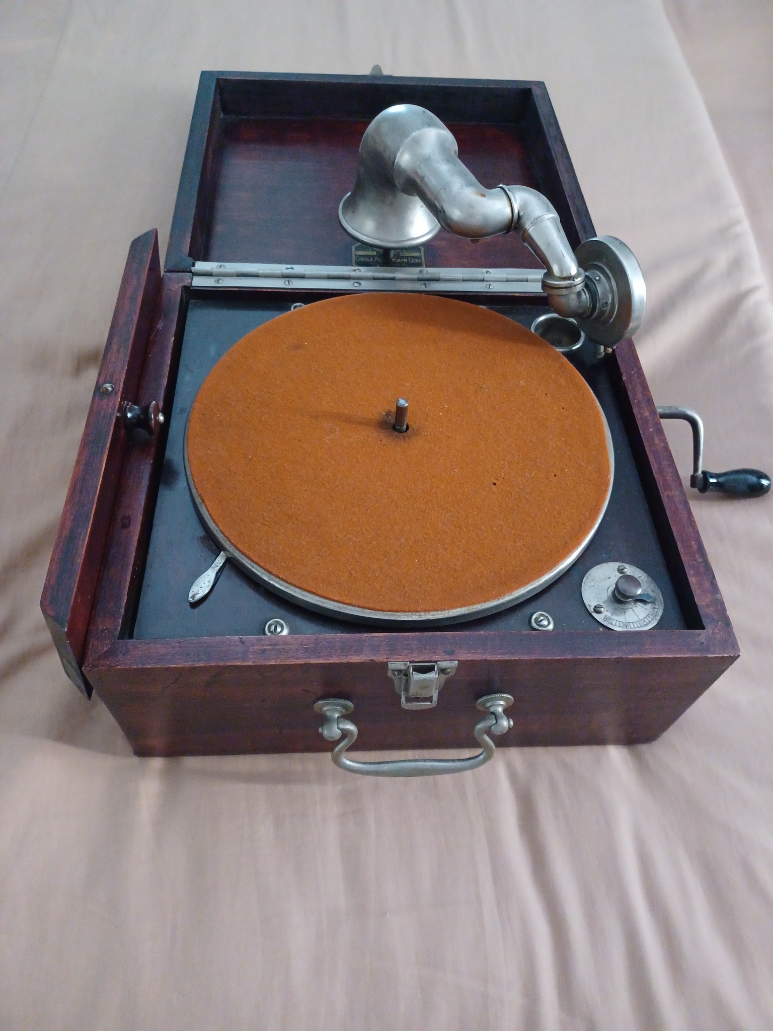 Cirola portable phonograph from 1915