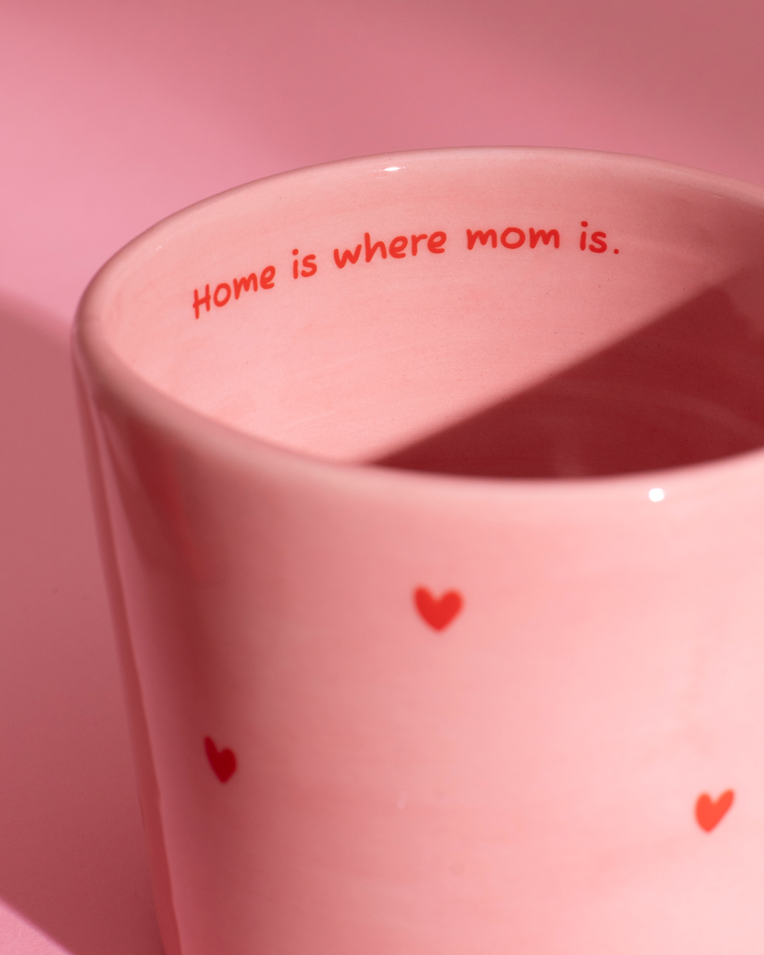 Bald ist Muttertag – Zeit, danke zu sagen 💌 Ab heute findet Ihr unsere exklusiven Muttertags-Produkte online und in unseren Stores. Entdeckt unsere Seia Tasse in neuen Farben sowie unsere Lira Tasse
