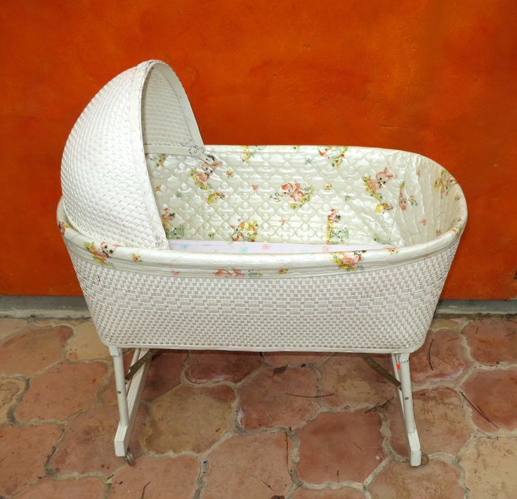 Standard 1970s wicker baby bassinet display picture 1