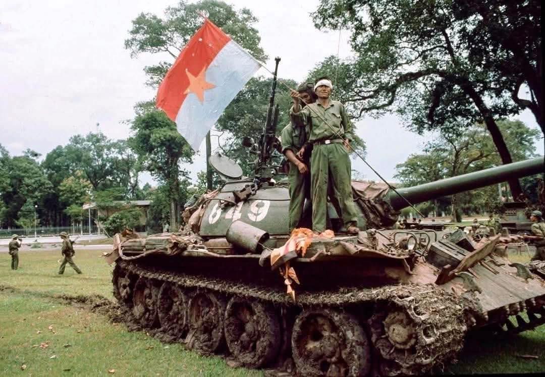 VietNam - “Những chàng trai chưa trắng nợ anh hùng Hồn mười phương phất ...