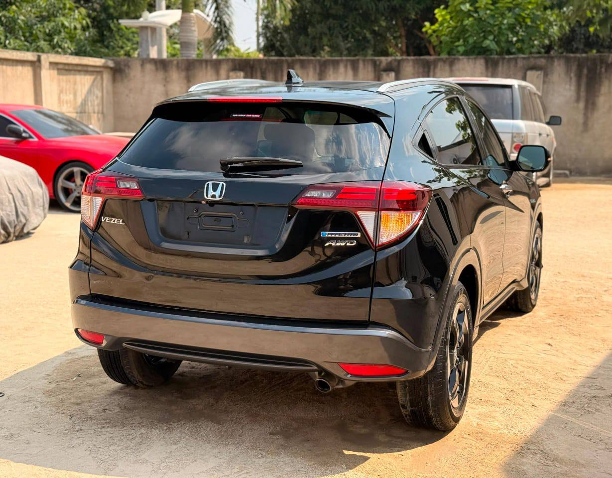 HONDA VEZZEL hybrid Reg# EJG Main Features • 2015 Model • 1490