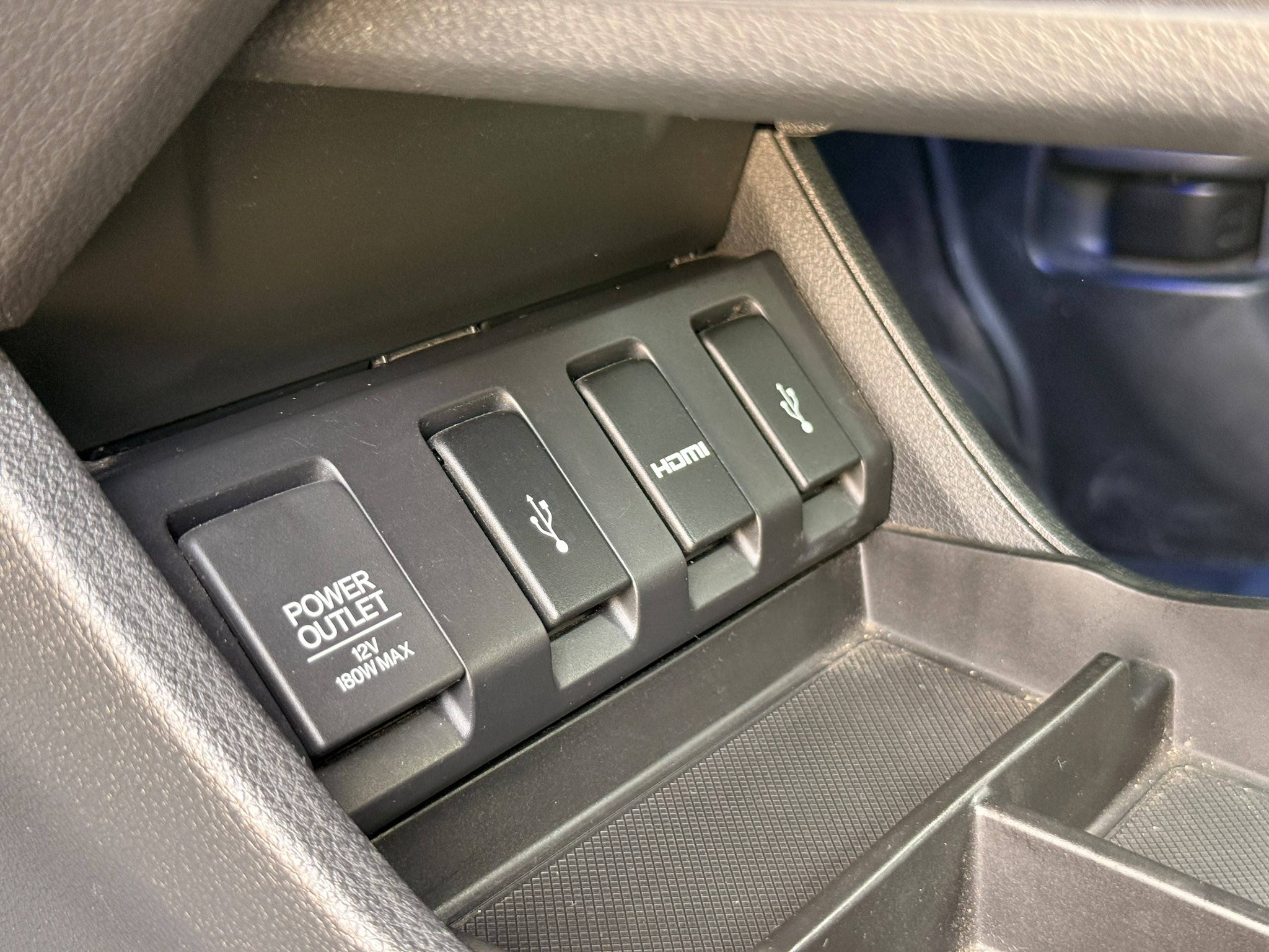HONDA VEZZEL hybrid Reg# EJG Main Features • 2015 Model • 1490