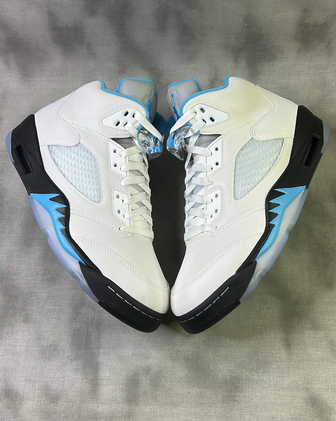 A detailed look at an unreleased “Dark Powder Blue” Air Jordan 5