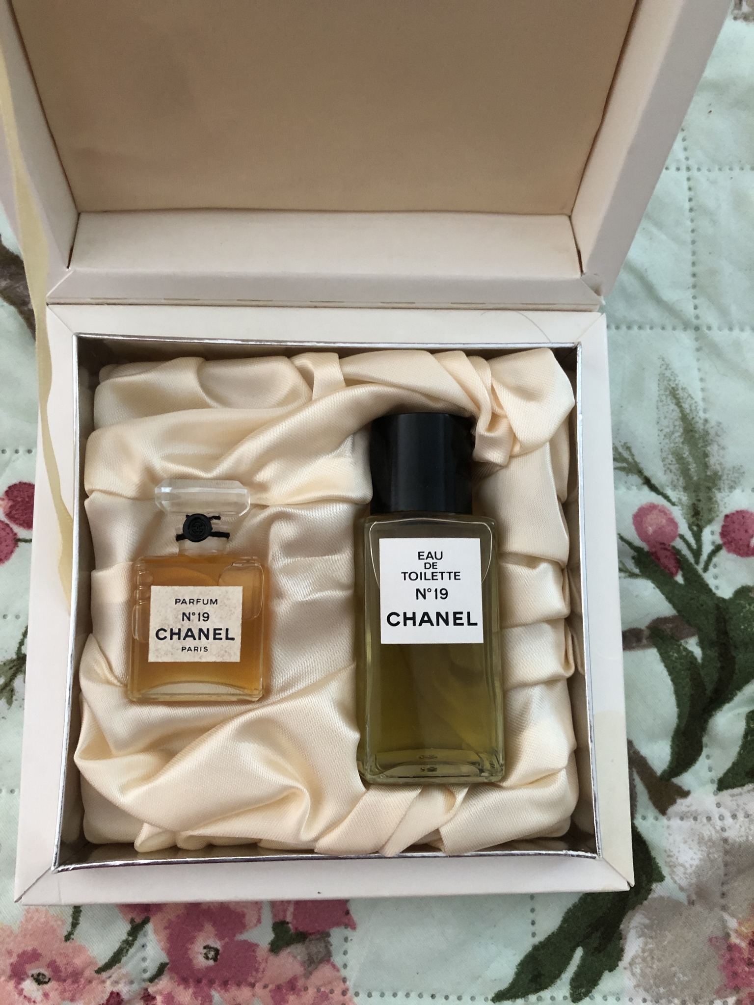 CHANEL N°19 & CRISTALLE 香水セット CHANEL クリスタル & N°19 香水セット 100ml CHANEL クリスタル & N°19