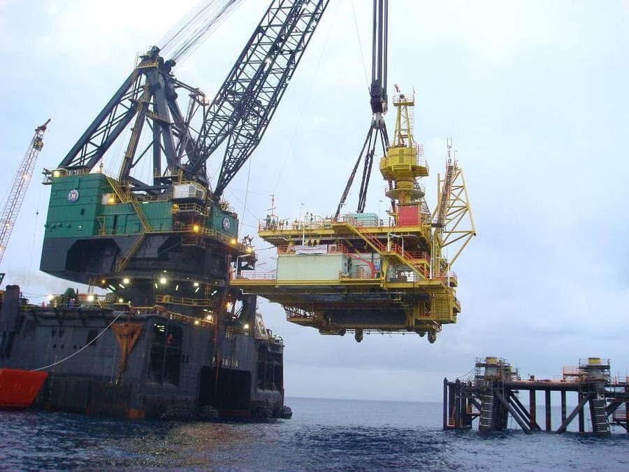 MaritimePhoto - “DB 101” Crane vessel. Lift of the top side module ...