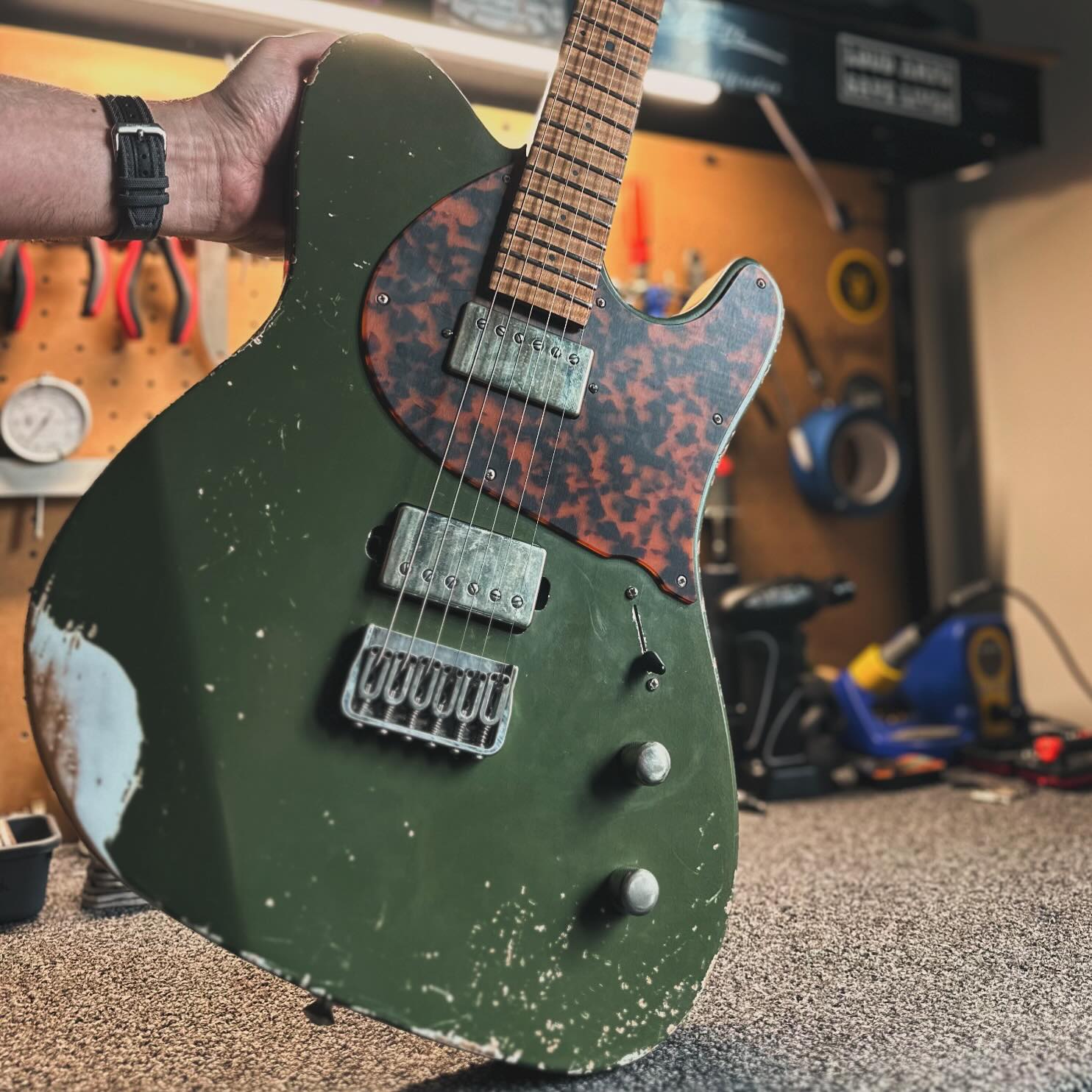 Hope everyone is having a relaxing Sunday! What guitar are you