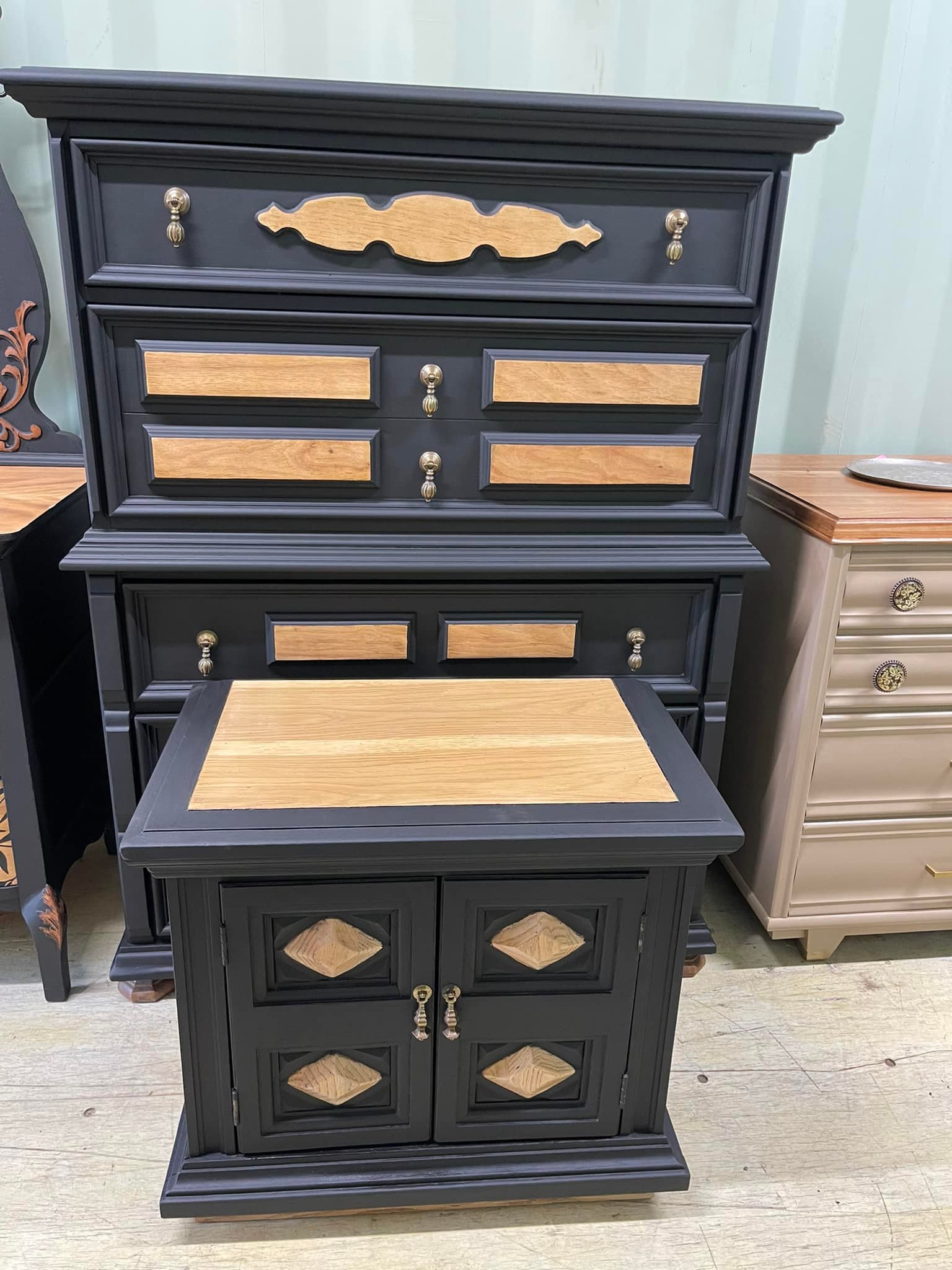 bassett black dresser Matte set constructed of solid oak with easy open/close dovetail drawers. Like new, condition. Beautiful natural oak wood tops. Will sell separately. Dresser $400 Depth= 19 Width= 40 Height= Black Made with Hardwood Blushing Pink ZELMA HIGH NECK MAXI Color:MAROON