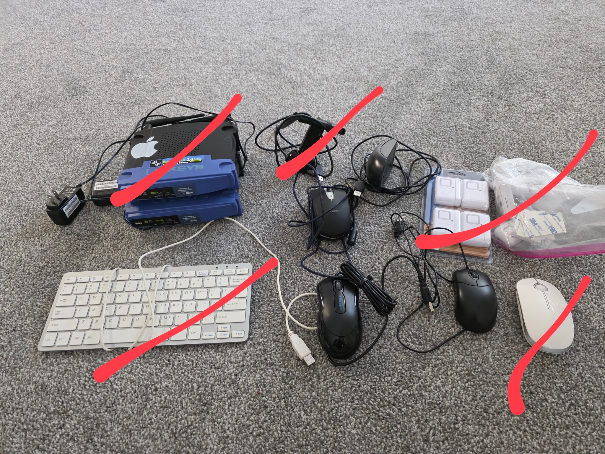贈一堆不知名的線、有線耳機