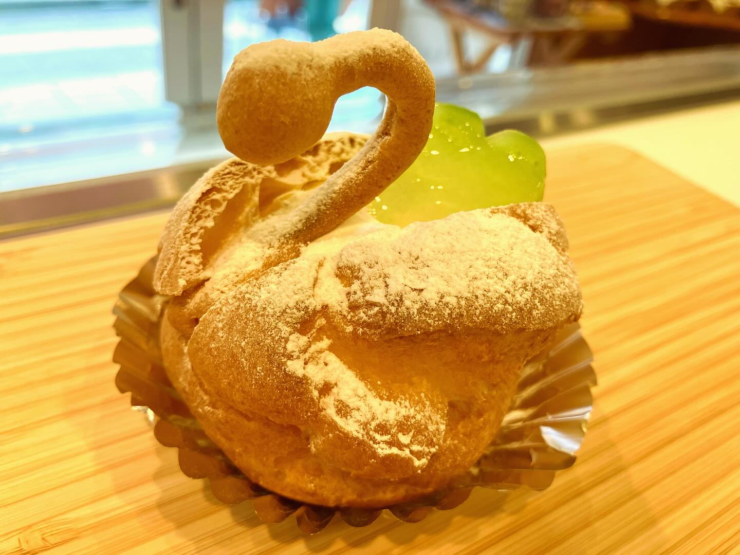 スワンシュークリーム✨ レトロかわいい🩷懐かしいです♪ 老舗