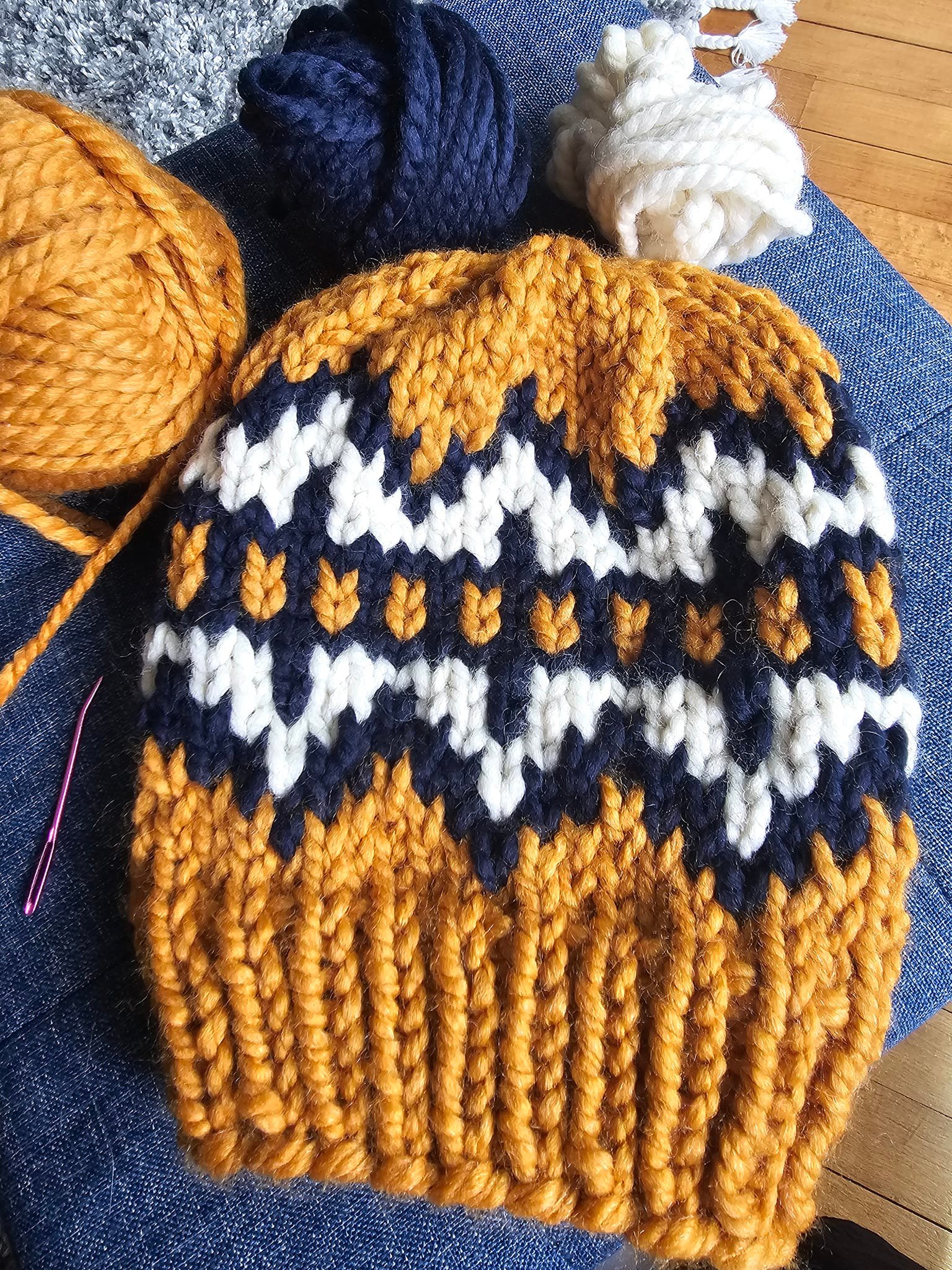 Knitting with three colors using Northroadknits pattern
