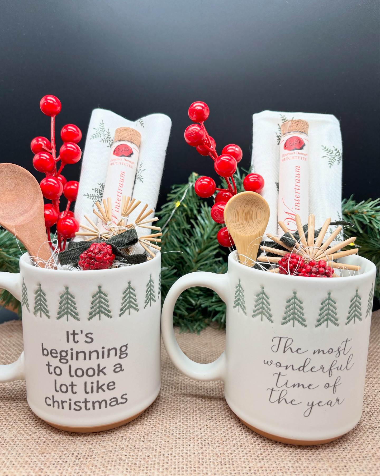 Tolle Tassen zum Verschenken (oder selber behalten) sind entstanden. Sobald ein wenig Platz im Hüttchen ist, stelle ich sie euch rein. Bei Interesse meldet euch gerne auch schon vorher. #weihnachten