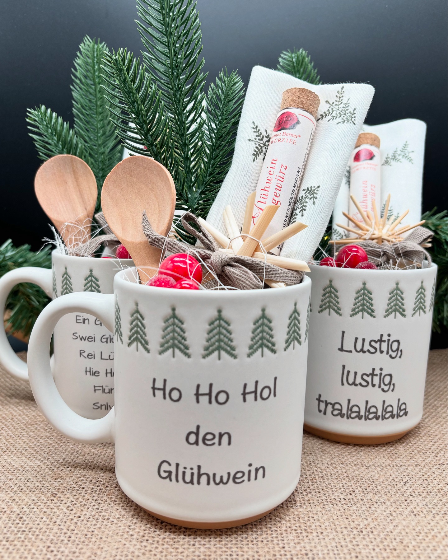 Tolle Tassen zum Verschenken (oder selber behalten) sind entstanden. Sobald ein wenig Platz im Hüttchen ist, stelle ich sie euch rein. Bei Interesse meldet euch gerne auch schon vorher. #weihnachten