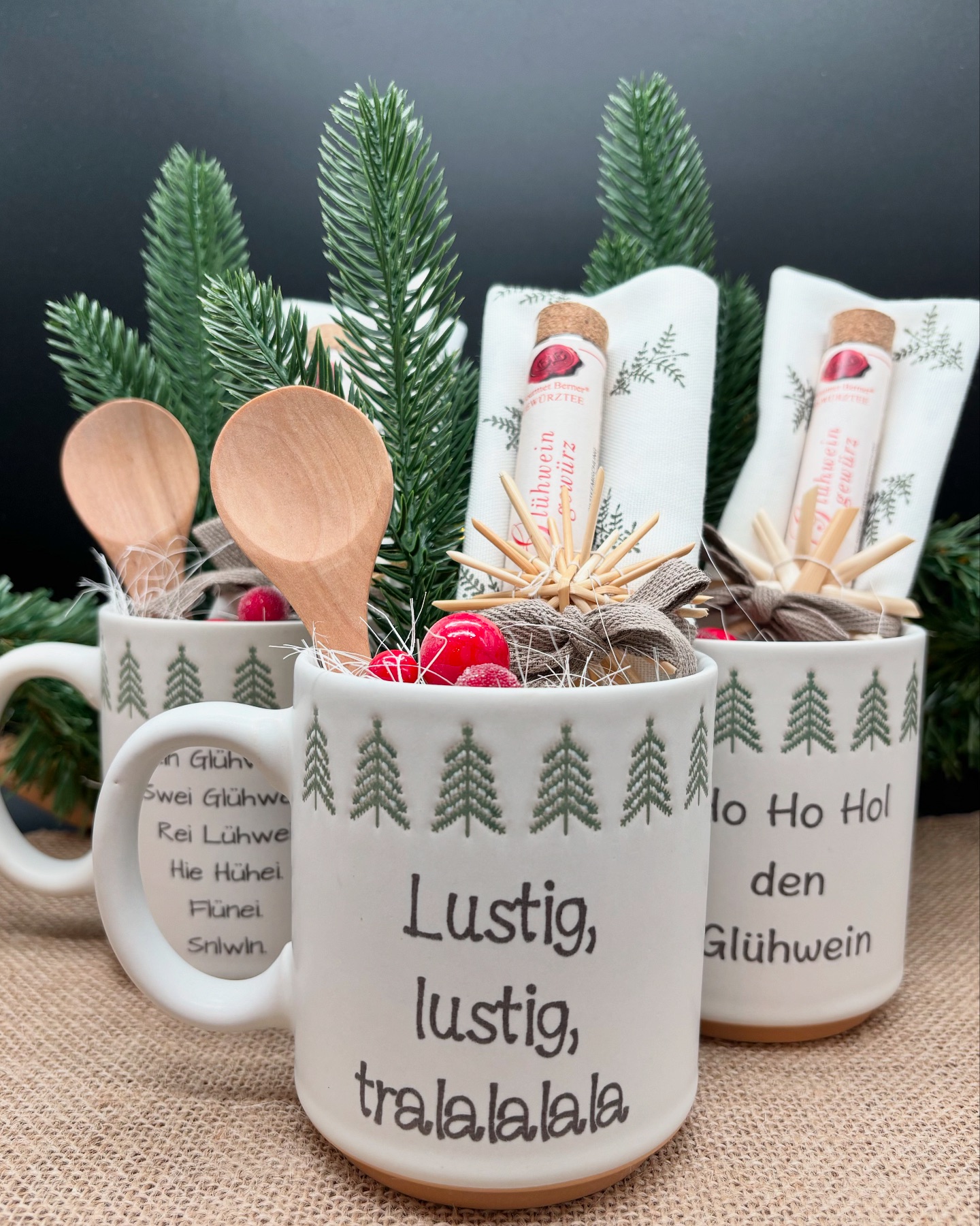 Tolle Tassen zum Verschenken (oder selber behalten) sind entstanden. Sobald ein wenig Platz im Hüttchen ist, stelle ich sie euch rein. Bei Interesse meldet euch gerne auch schon vorher. #weihnachten
