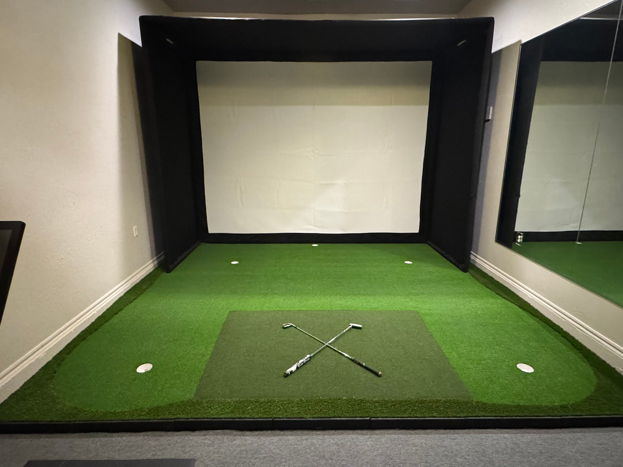 Indoor Putting Greens | Indoor Sim bay. The mat is flush with the ...