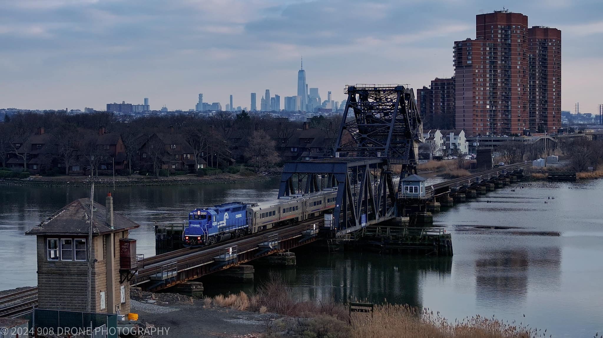 Train Enthusiast (Railfan) (Train Buff) | NJT 4208 “Conrail” crossing ...