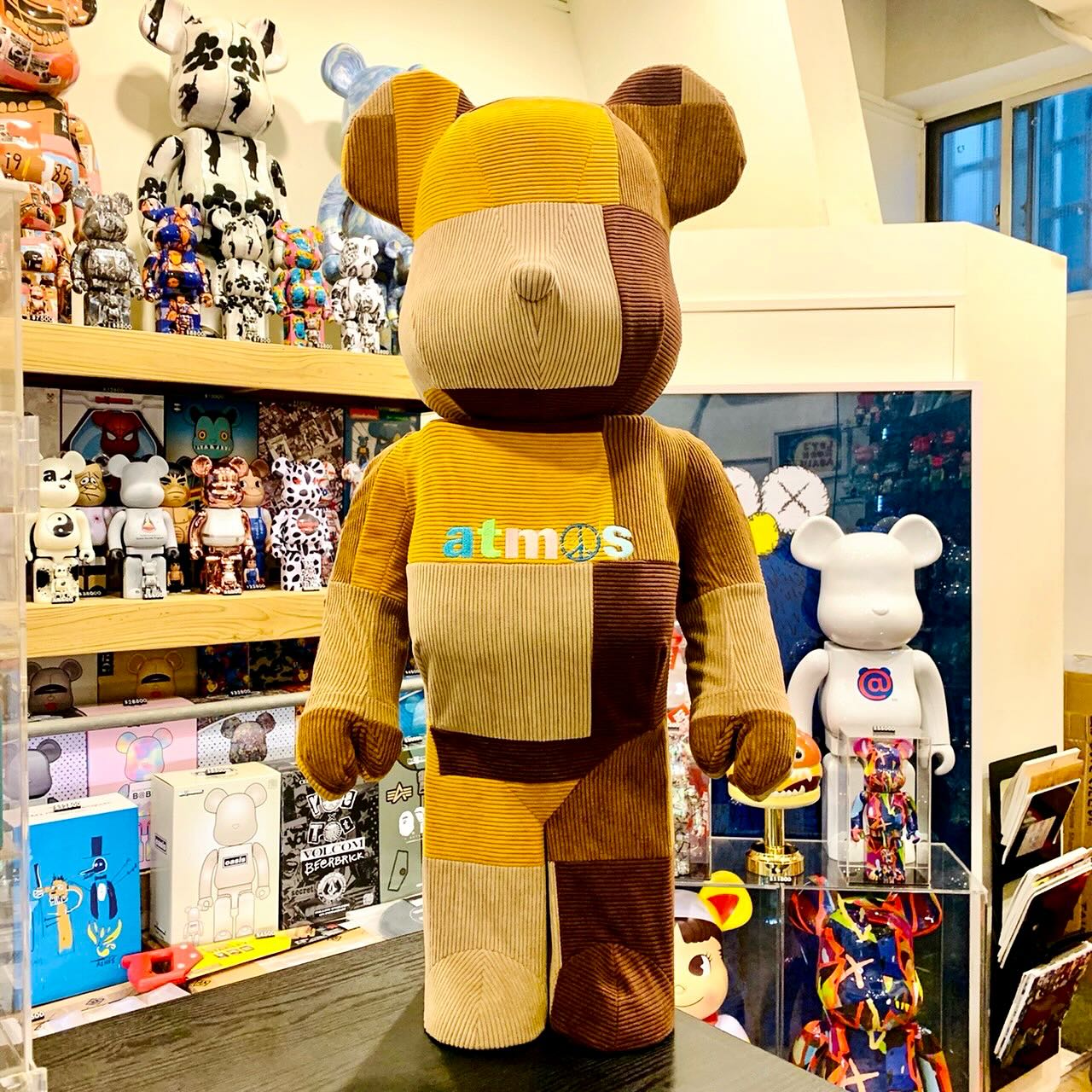 BE@RBRICK 1000% ATMOS x SEAN WOTHERSPOON 現貨販售以沙色、棕色和土 