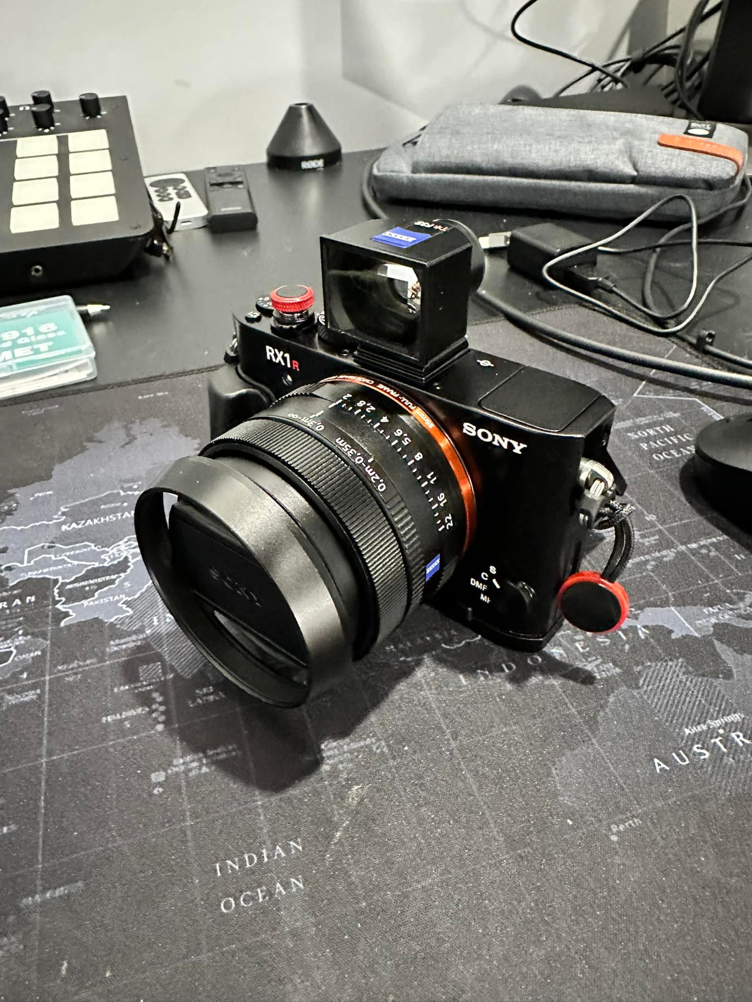 How accurate is the Sony FDA-V1K optical viewfinder for the RX1R 