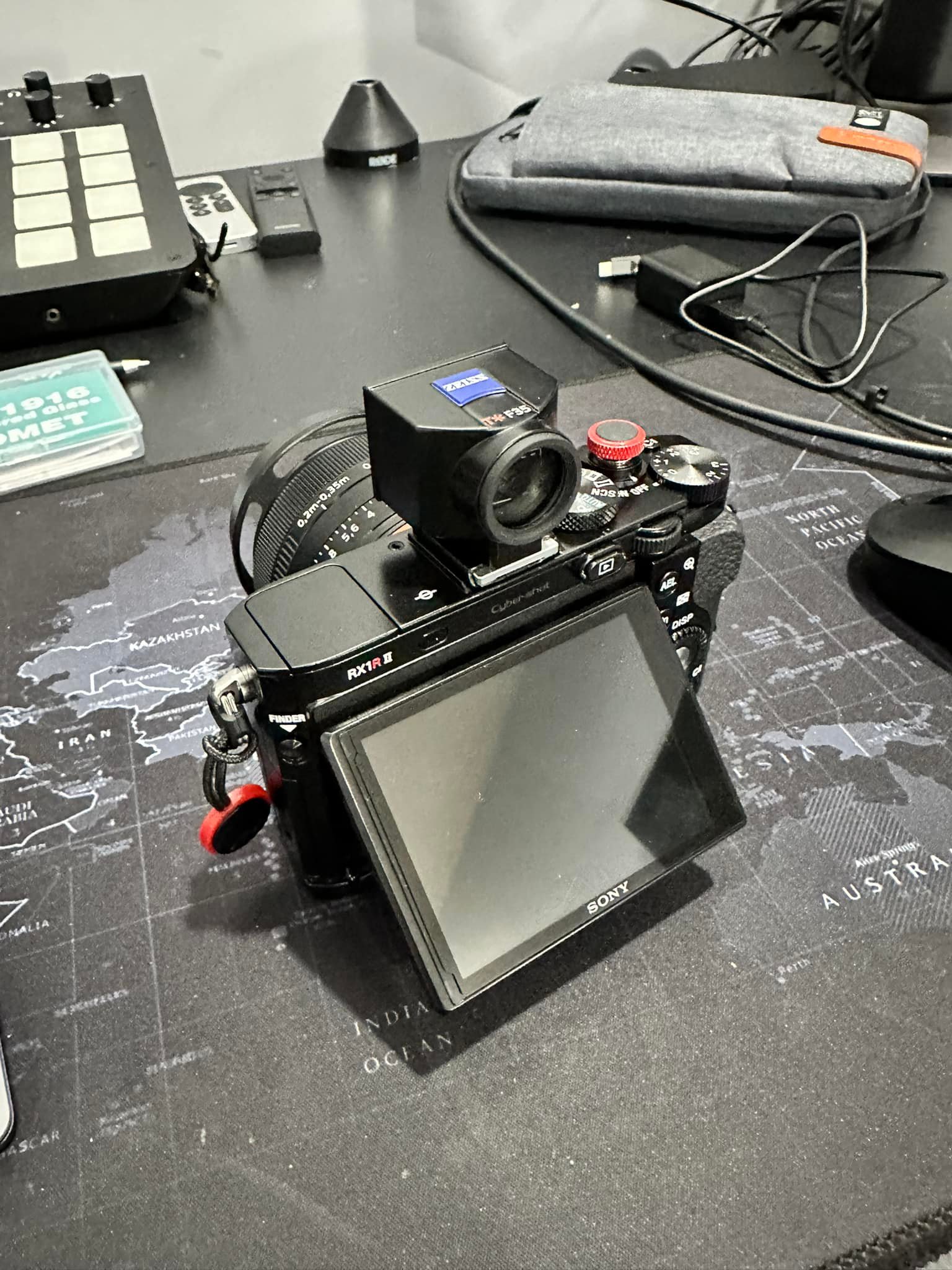 How accurate is the Sony FDA-V1K optical viewfinder for the RX1R 