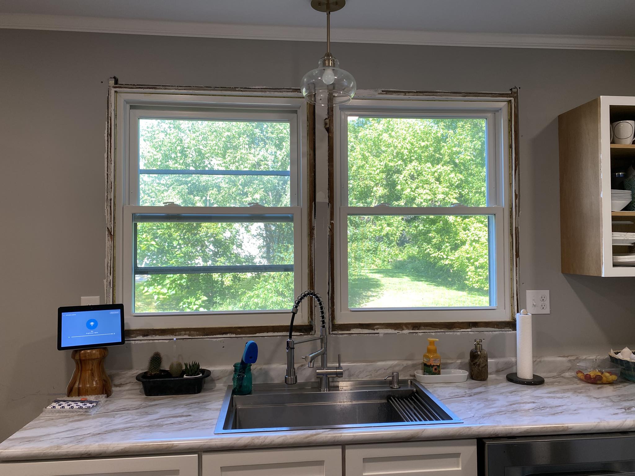 Kitchen Sink under Window: A Bright Design Choice