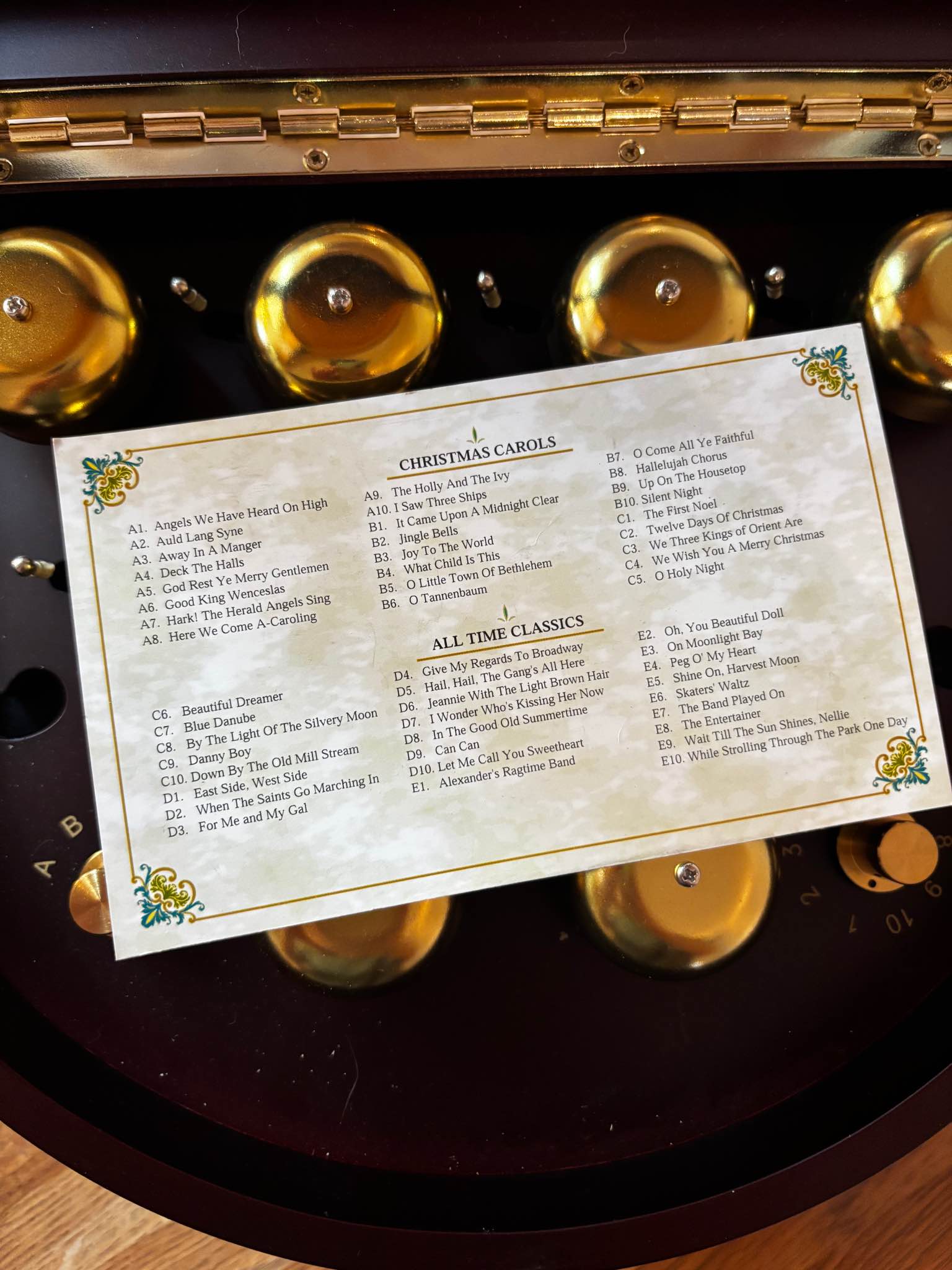 Mr. Christmas Gold Label Symphony of Bells music box - Decorative