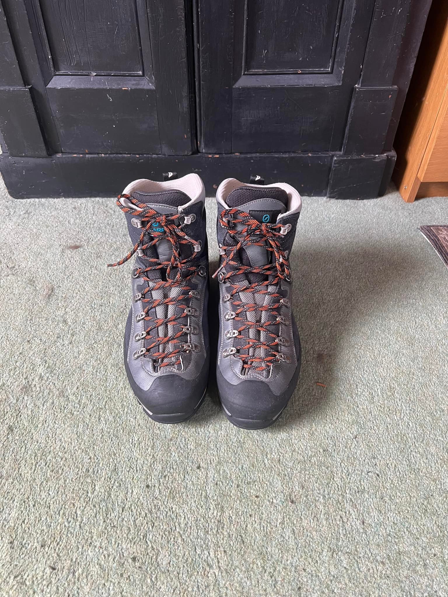 Mens/ womens boots, size 45 (10) but not wide enough.never worn