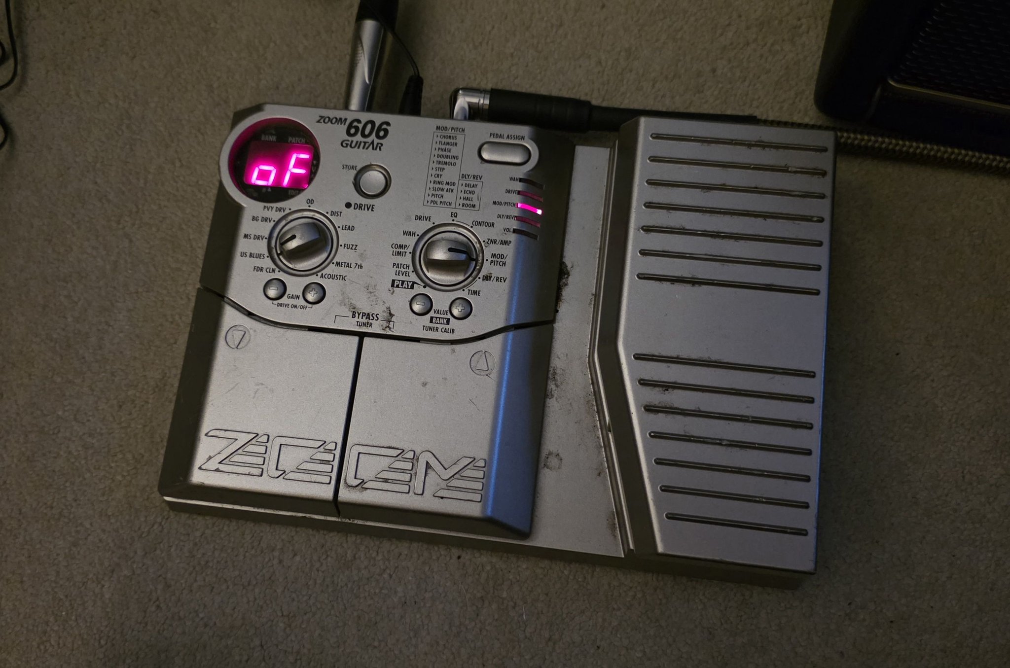Anyone have a working Zoom 9002? I have two: they both power up