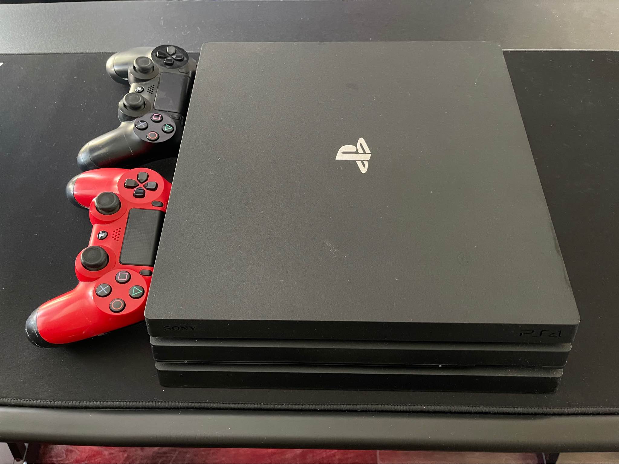 Sony PS4 Pro 1 TB Ricondizionata - Pacchetto Con Controller, Stazione Ricarica E 3 Giochi