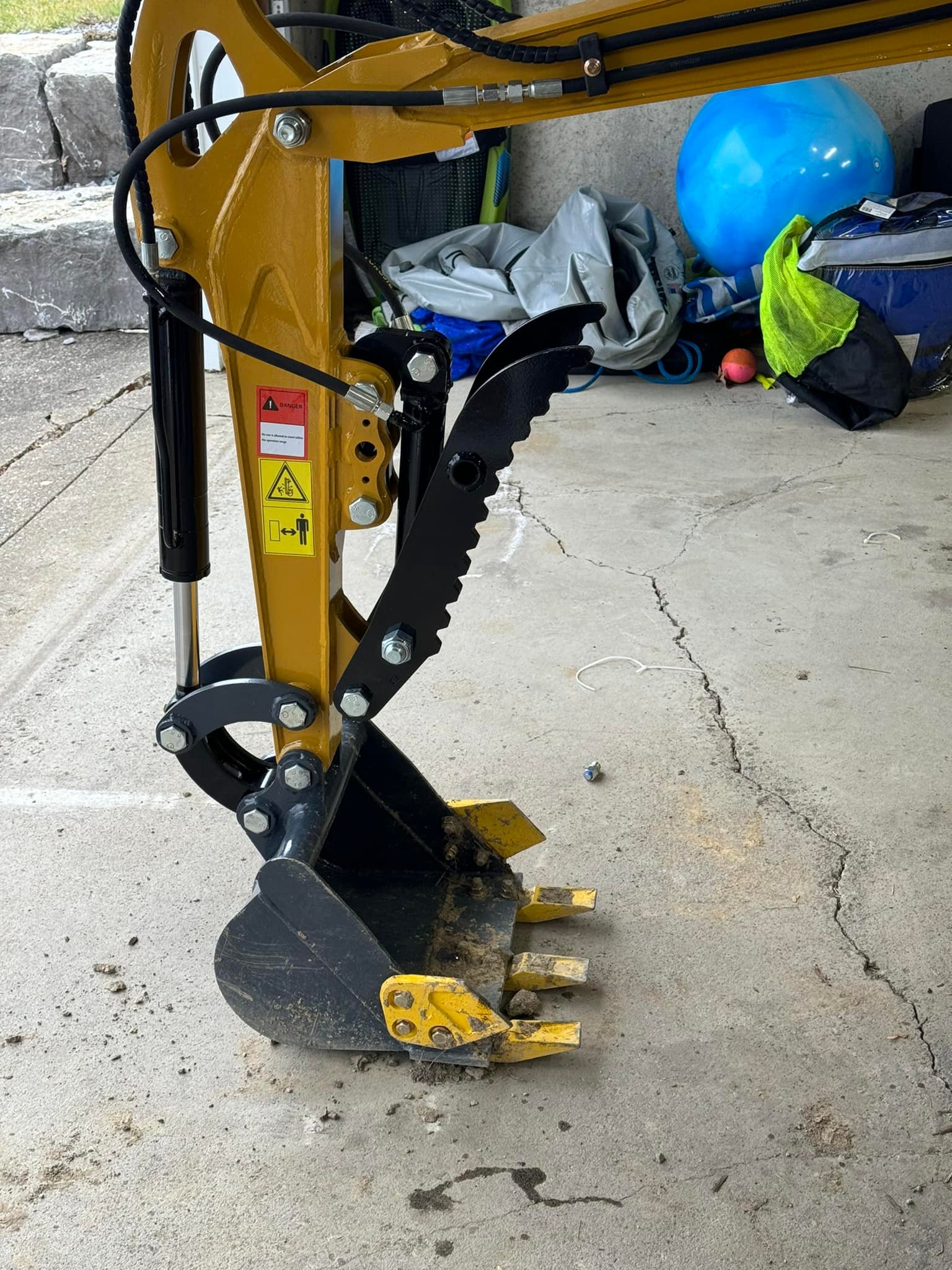 Attachments Hydraulic Thumb Clip Attachment for Typhon Mini Excavators