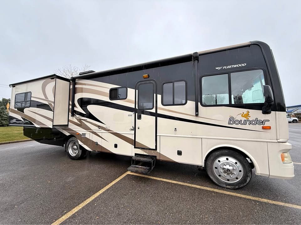 Gently Used Class A RV's for Sale | Well-maintained Fleetwood Bounder ...