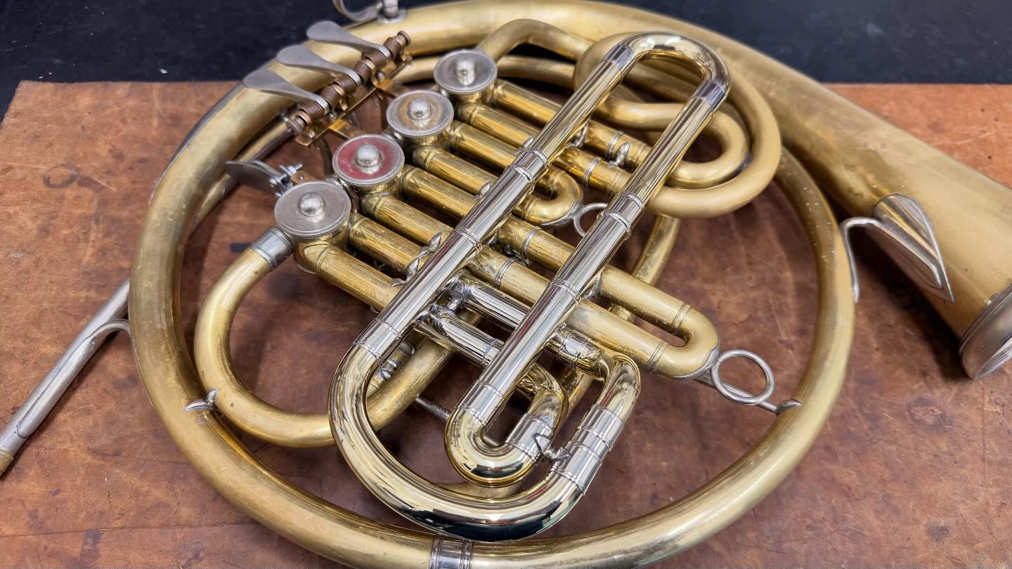 古いマルクノイキルヘン製のB♭シングルホルン用のナチュラルF管を