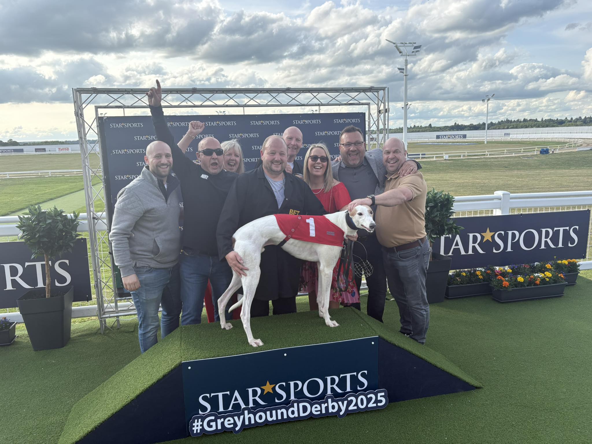 Towcester - Greyhound Trader Stakes Heat 2 🥇Ballymac Odin 🥈Gary The Arb ...