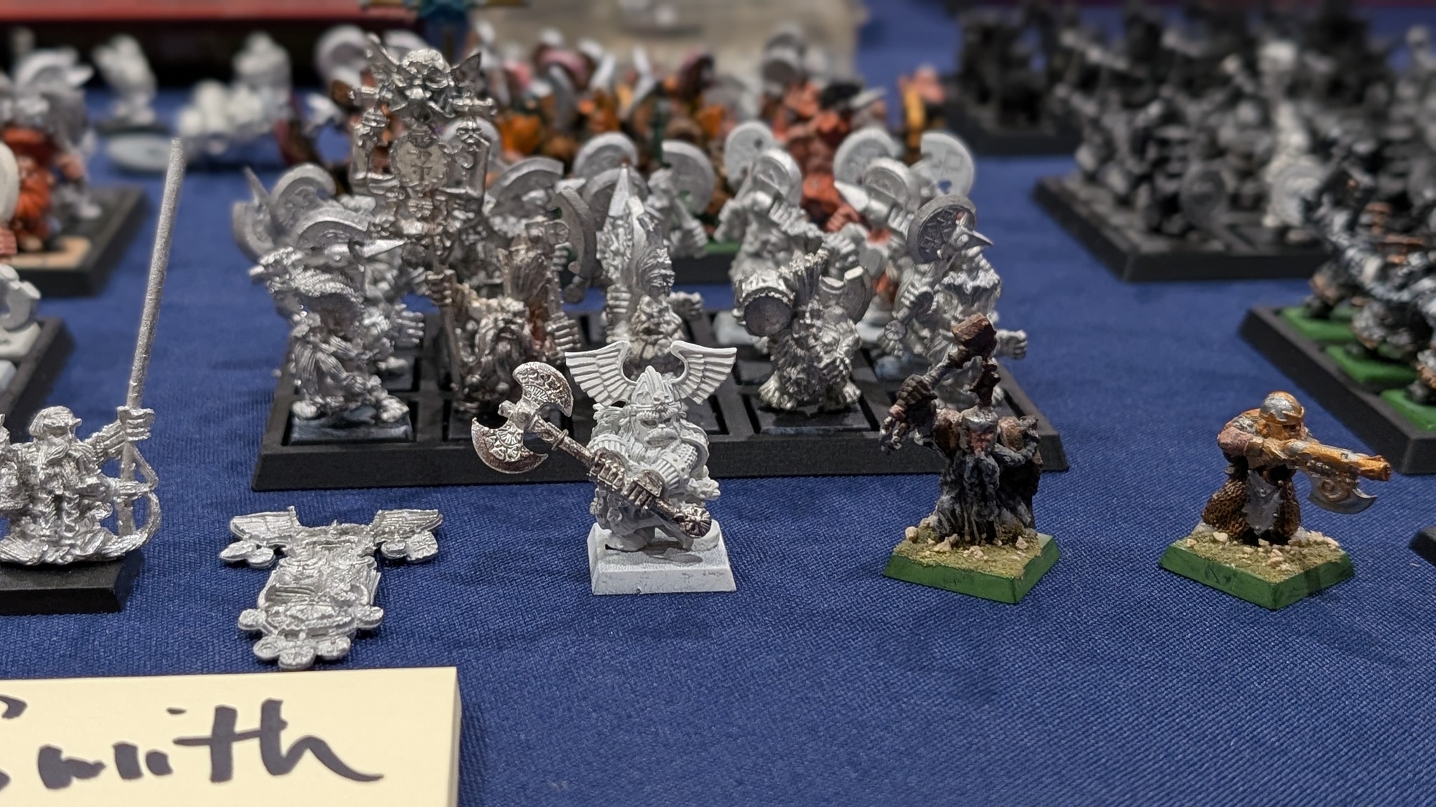 LOT DE FIGURINES miniatures en porcelaine blanche et bleu plusieurs