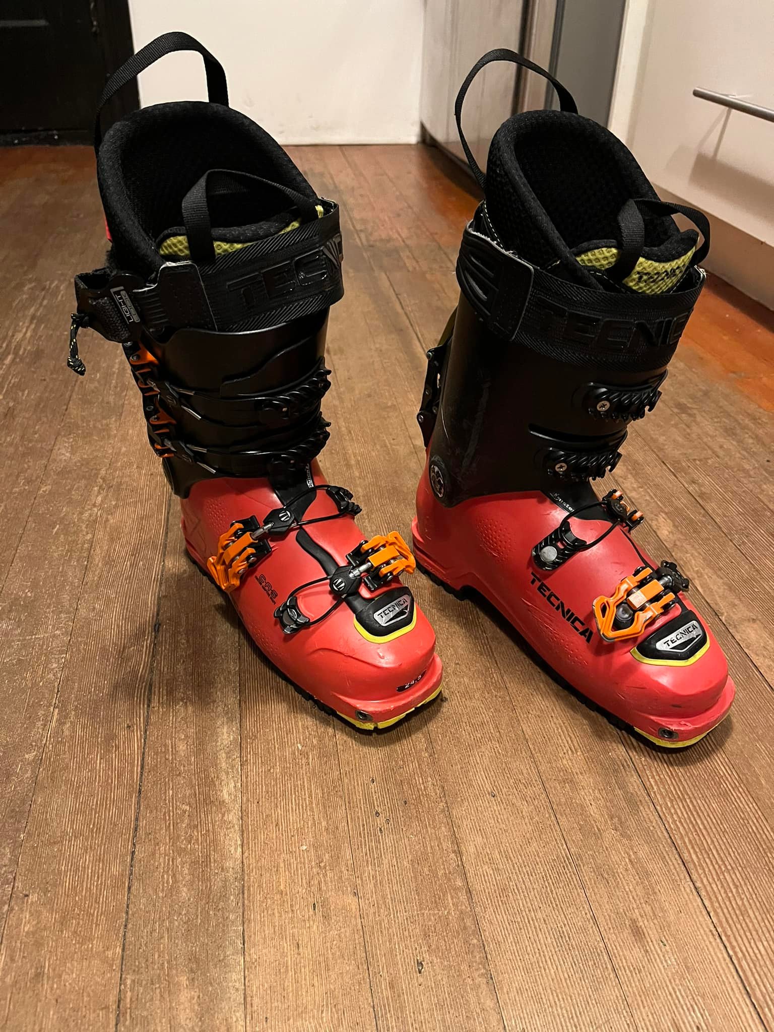 ? Tecnica Cochise 120 DYN GW Ski Boots – Like New! ? Price: $300 