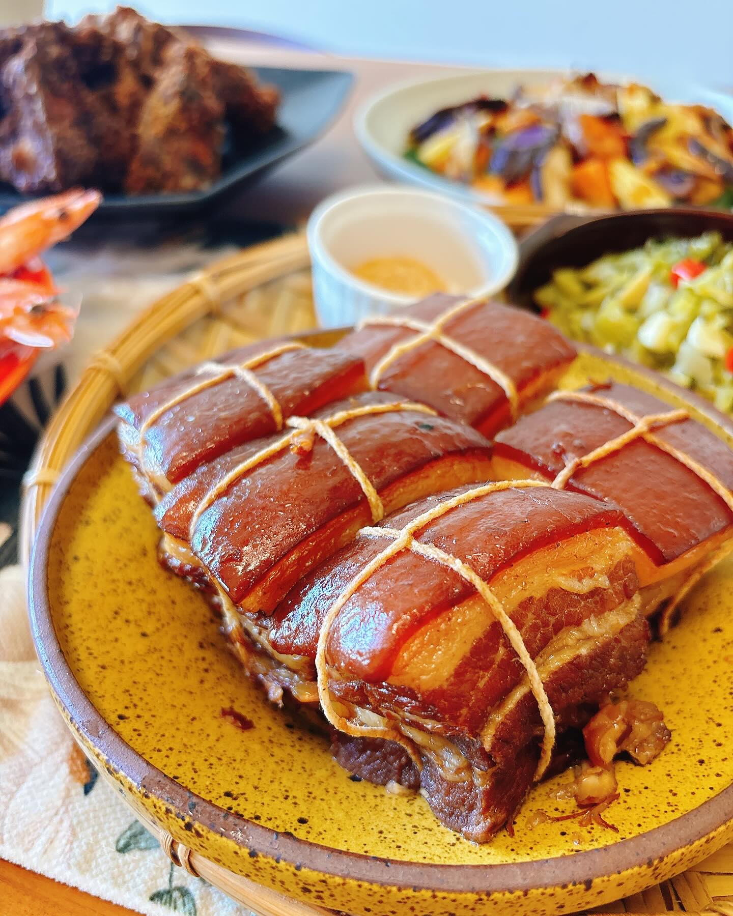 田邊煮煮 - 邊準備著開飯 眼睛盯著手機 ig、FB訂位訊息沒停 深怕錯過你們任一 邊回著訊息手機響起... | Facebook
