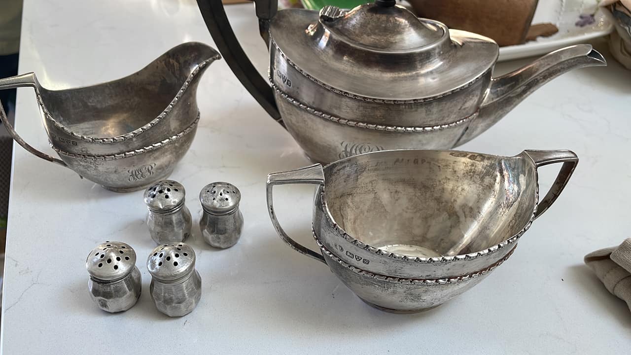 Hello! I'm trying to identify this teapot maker, pattern, and