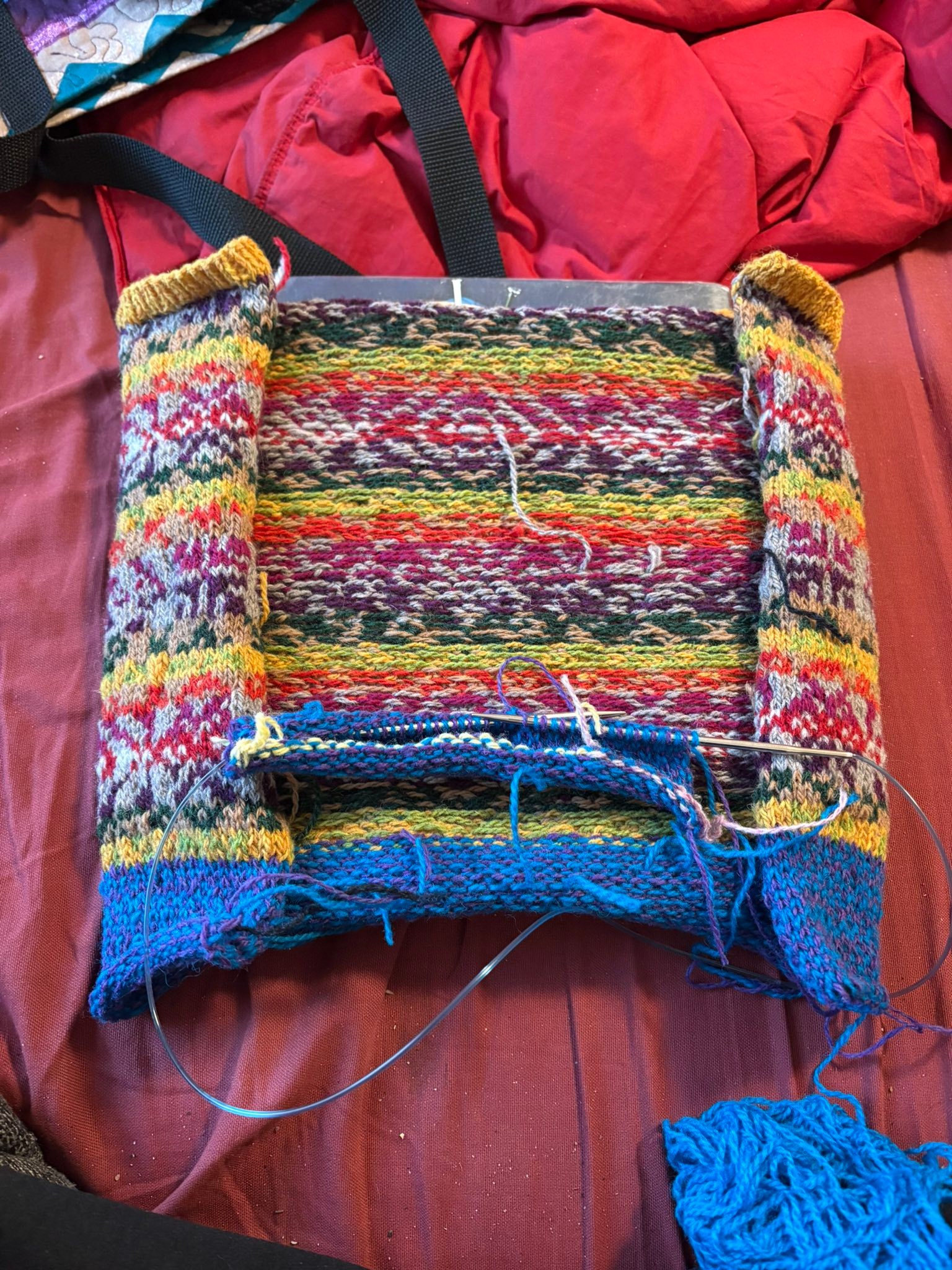 Knitting a bag with snake cable and flower motifs