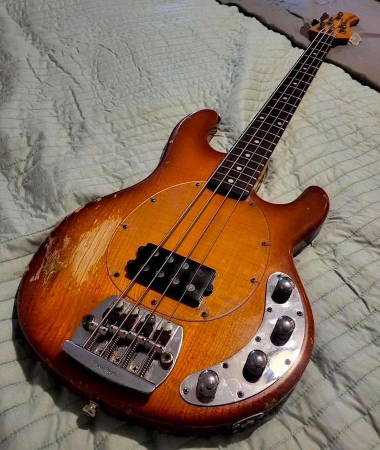 T*U様 Music Man StingRay 1988 Honey Burst A 1987 Music Man Stingray with a Honeyburst finish. @bass_frontiers