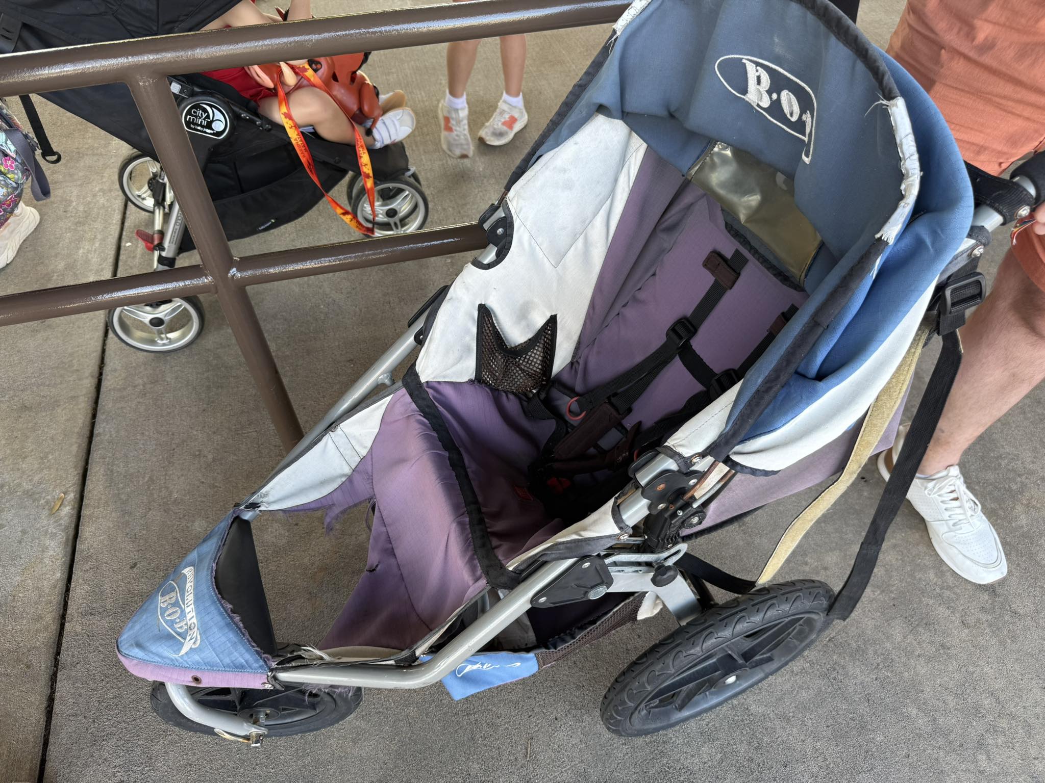 bugaboo basinet Dragonfly Plus Seat & Bassinet Complete Intricate Fish Illustration Created Color:Agio Grey recline the seat Type_Diaper Bags