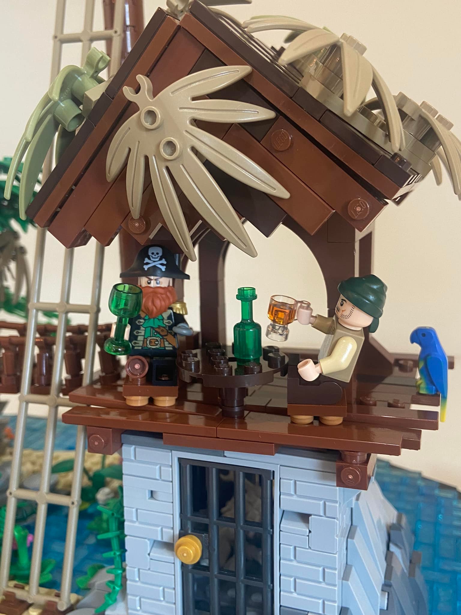 Ahoy ! 🏴‍☠️ This is the crew i made for my 70413 MOC (The top