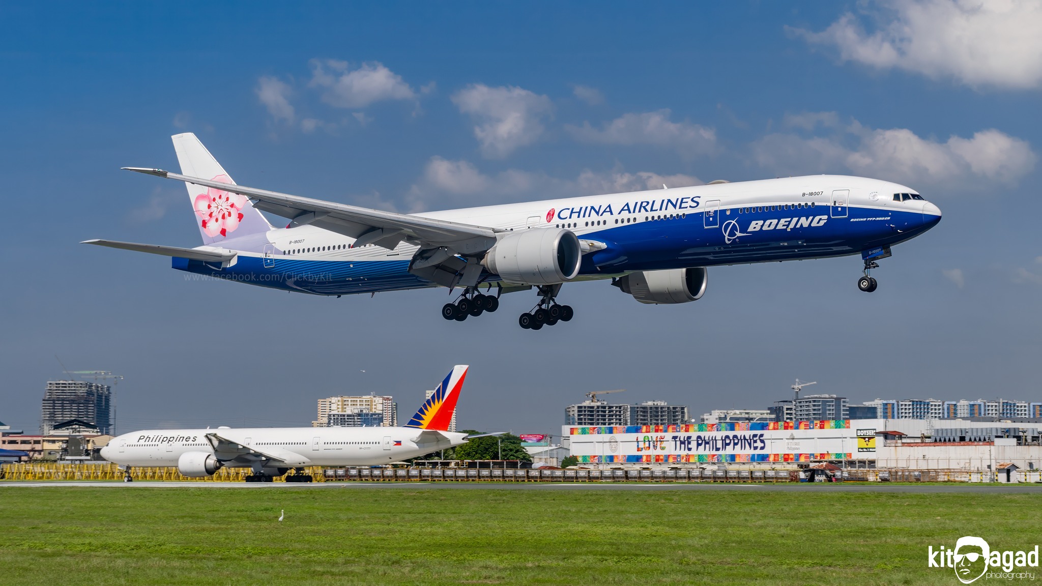 Double Triple Seven. [L] China Airlines 中華航空 Boeing 777-309(ER