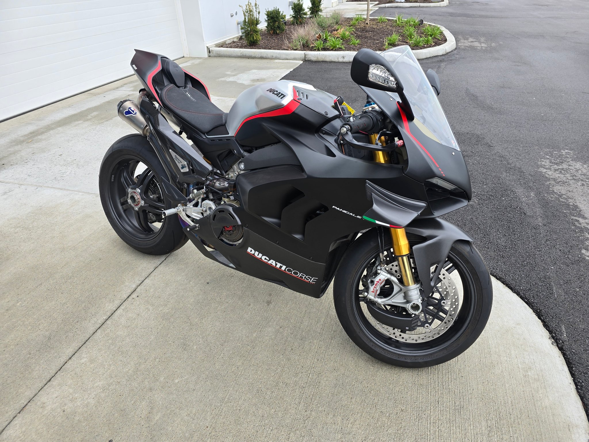 Hello, just picked this Panigale V4SP on Saturday.