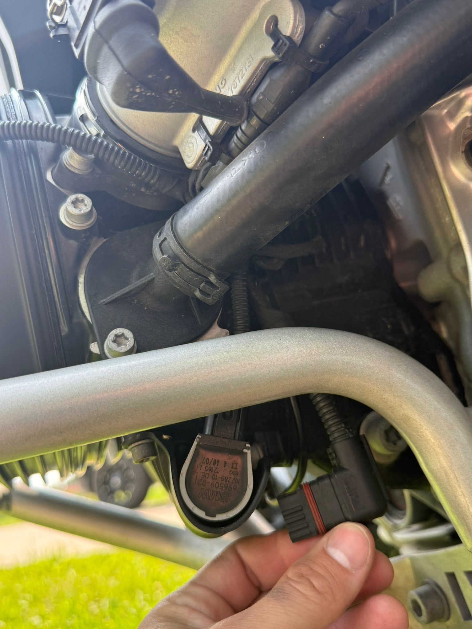 トム Where to find small black 90 degree connector for Hayabusa's 2nd