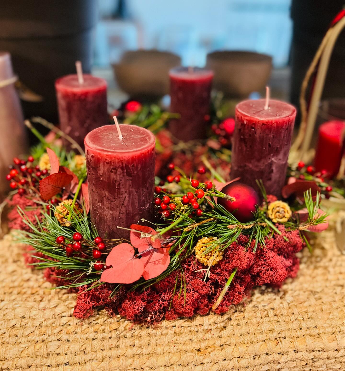 ADVENTSKRANZ ••• #adventskranz #kranz #kerzenschein #bordeaux #weinrot #advent #deko #dekoliebe