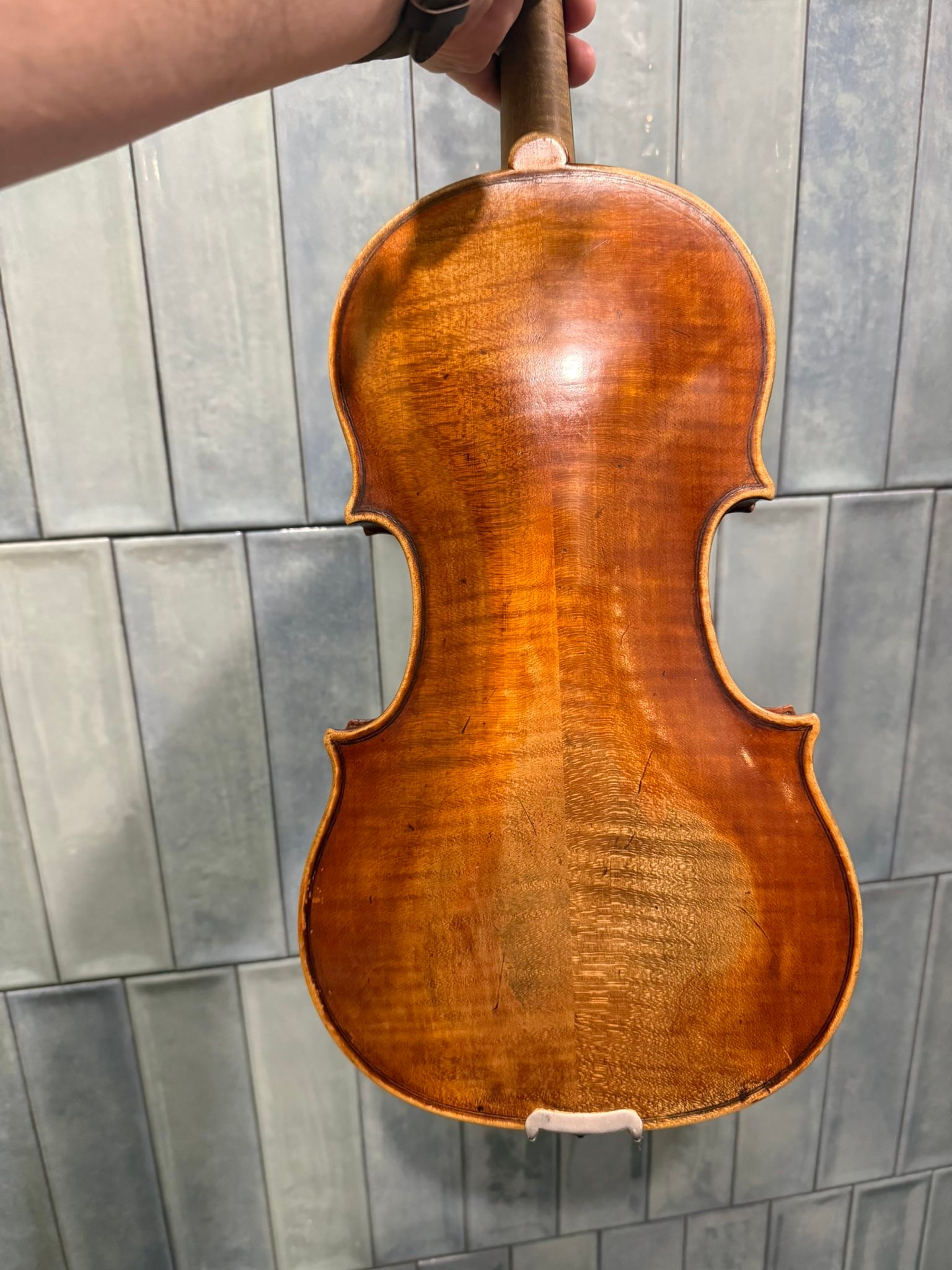 What is this unlabeled violin?