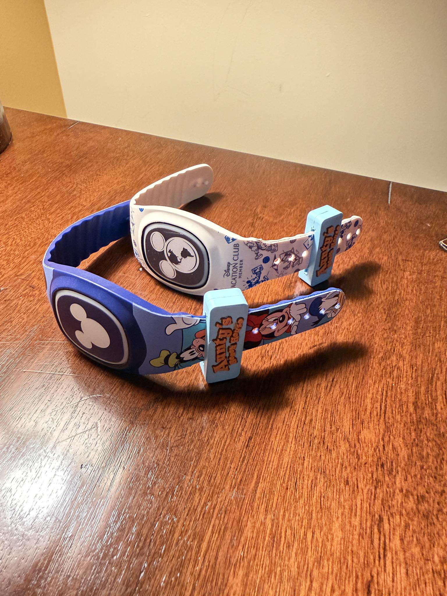 What do Magic Bands do at Aulani?