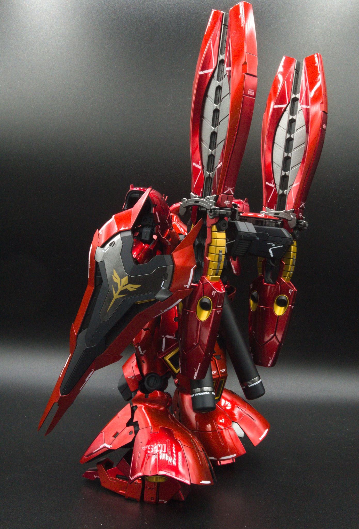 Custom painted RG and SD Fukuoka Sazabi models with Gaianotes