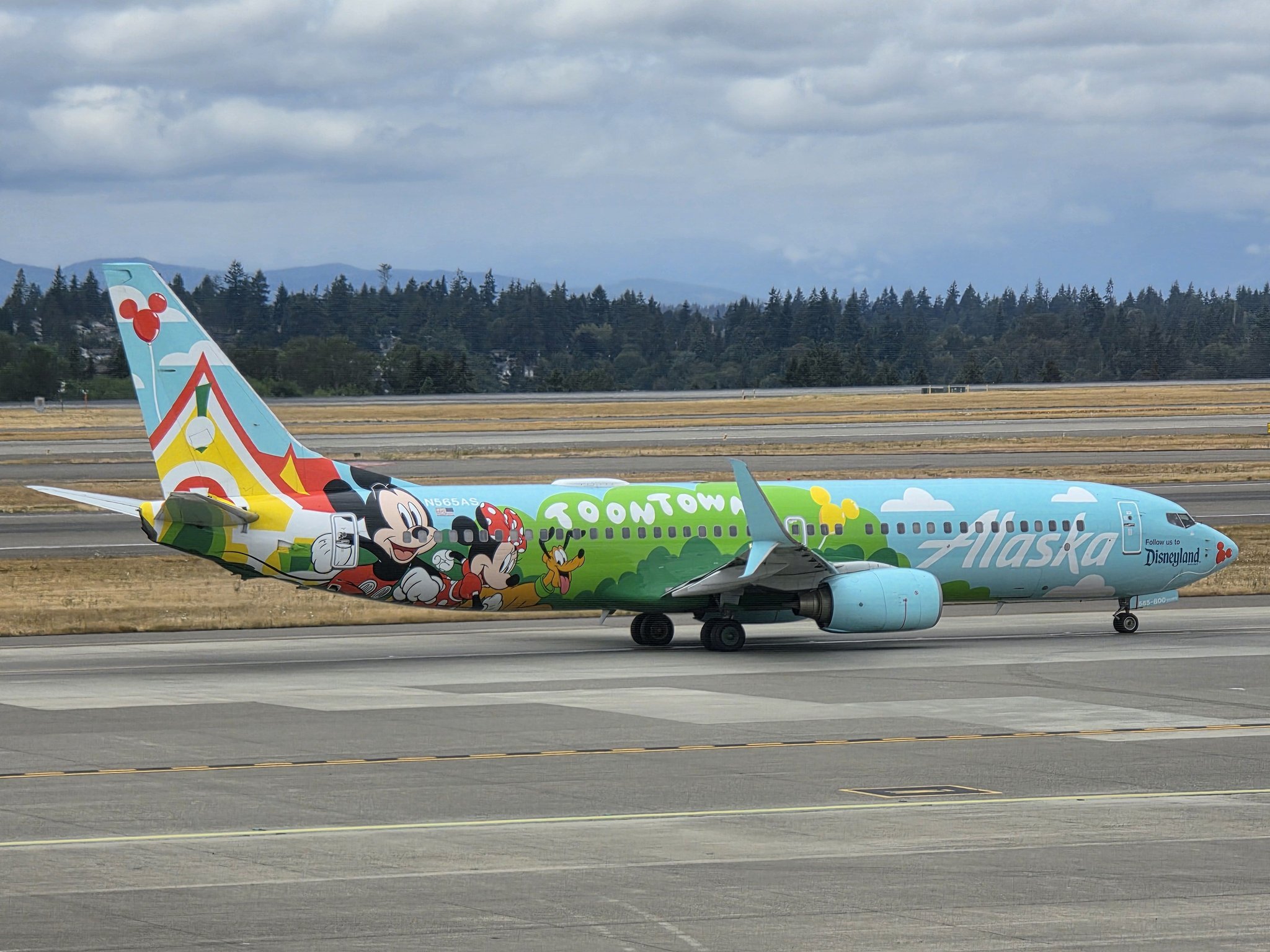 Alaska Airlines Boeing 737-800 in Mickey's Toontown Express livery
