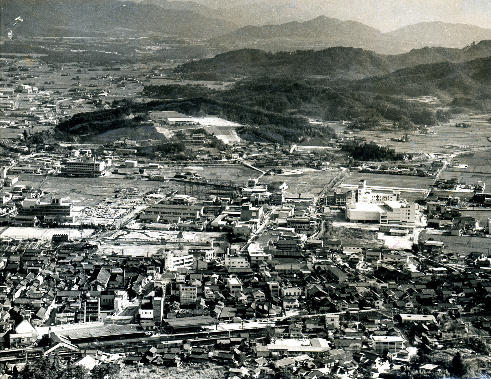 1974年の風景 ここはどこ？】 こちらは、1974年の広島県内に
